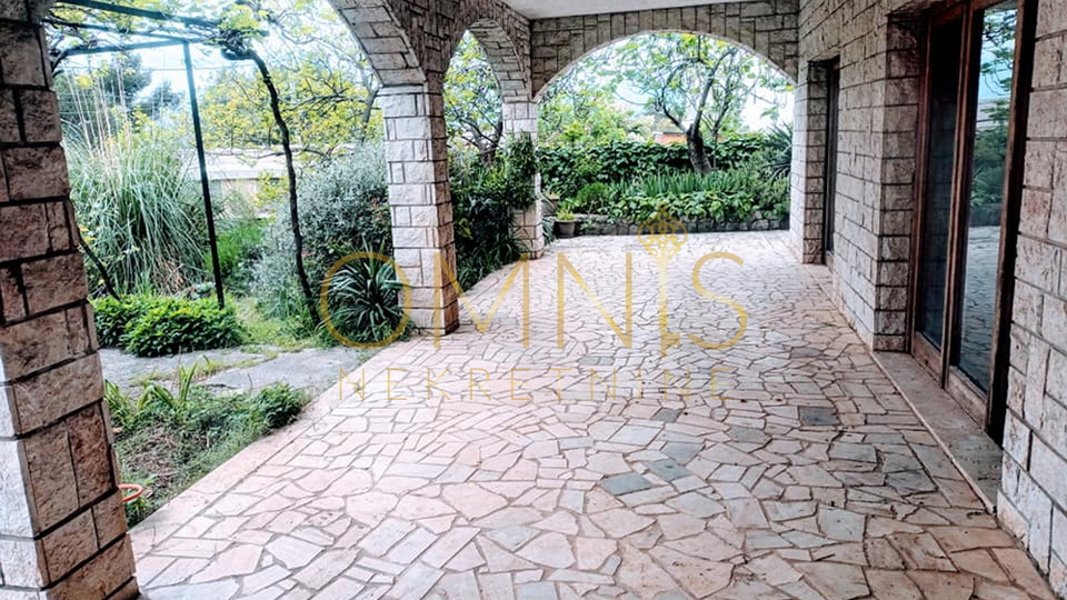 Pehlin, samostojeća kuća 580m2 + okučnica 1212m2, pogled na cijeli Kvarner, prodaja!