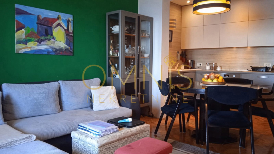 OPATIJA – Two-bedroom apartment with living room, sea view, balcony, and parking space