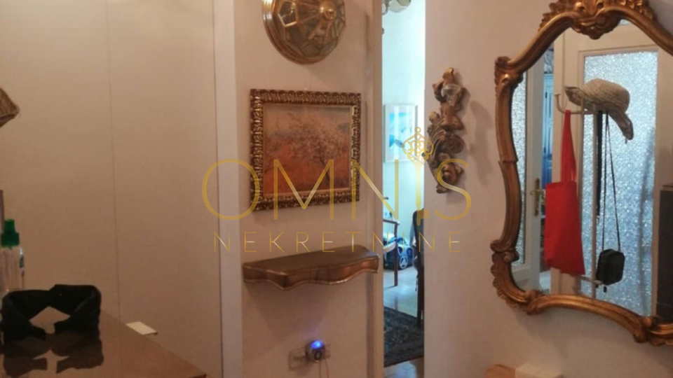 RIJEKA - CENTAR, PROSTRAN 4-SOBNI STAN S BALKONOM, 97 m² – 1. KAT