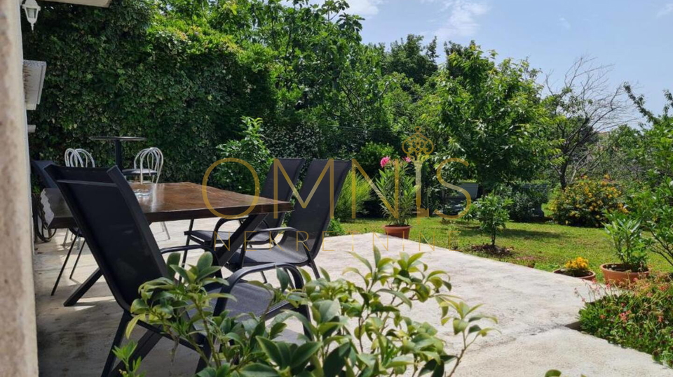 Iznajmljuje se prostran i potpuno namješten trosoban stan