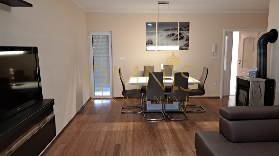 Crikvenica, apartment 100m2, 2 bedrooms + living room with dining area, 3 parking spaces, for sale!