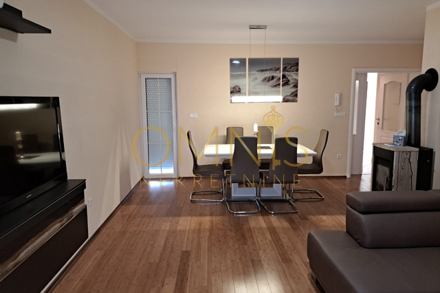 Crikvenica, apartment 100m2, 2 bedrooms + living room with dining area, 3 parking spaces, for sale!