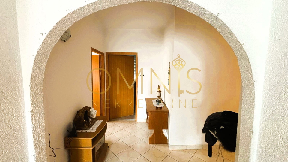 Novi Vinodolski – Prostrani stan od 80 m² s parkirnim mjestom