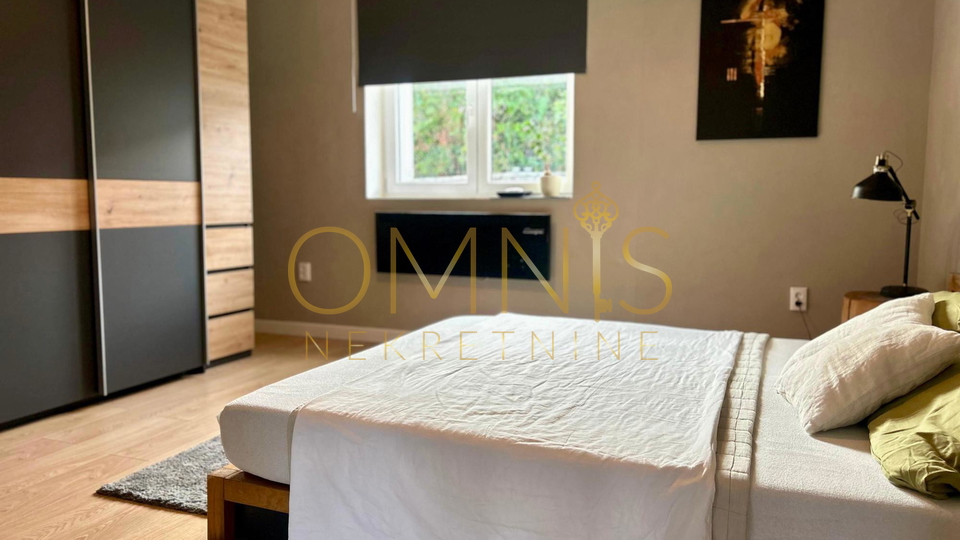 Dizajnerski stan okružen zelenilom – ekskluzivni najam u Podhumu