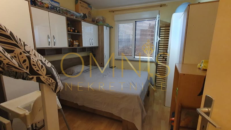 Uređen stan 2S+DB s pogledom na more – 69 m², 9. kat, odlična lokacija