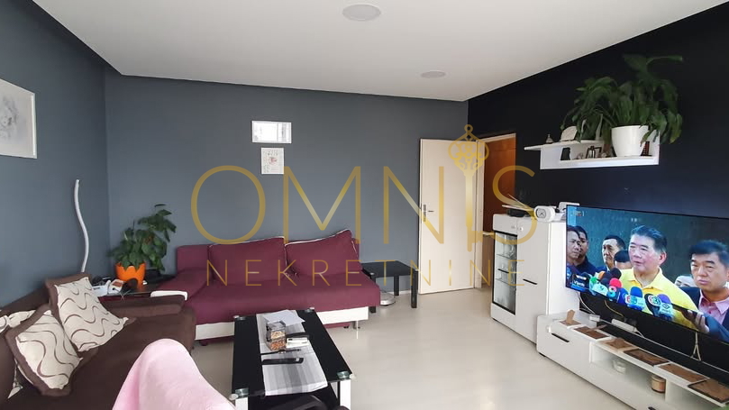 Uređen stan 2S+DB s pogledom na more – 69 m², 9. kat, odlična lokacija