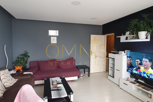 Uređen stan 2S+DB s pogledom na more – 69 m², 9. kat, odlična lokacija