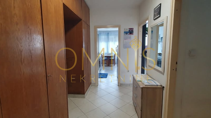 Uređen stan 2S+DB s pogledom na more – 69 m², 9. kat, odlična lokacija