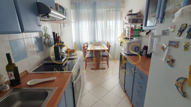 Uređen stan 2S+DB s pogledom na more – 69 m², 9. kat, odlična lokacija