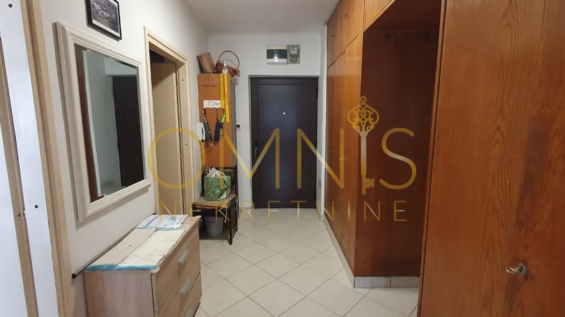 Uređen stan 2S+DB s pogledom na more – 69 m², 9. kat, odlična lokacija