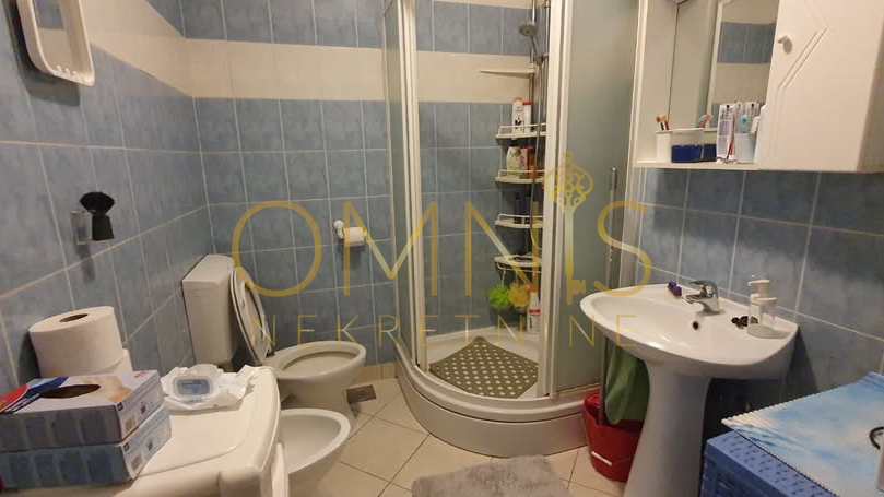 Uređen stan 2S+DB s pogledom na more – 69 m², 9. kat, odlična lokacija