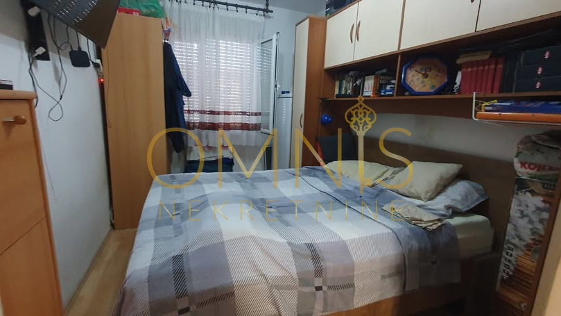 Uređen stan 2S+DB s pogledom na more – 69 m², 9. kat, odlična lokacija