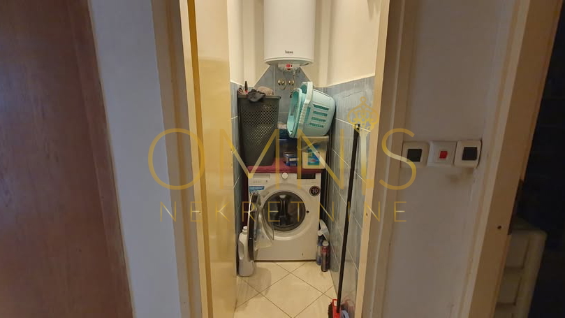 Uređen stan 2S+DB s pogledom na more – 69 m², 9. kat, odlična lokacija