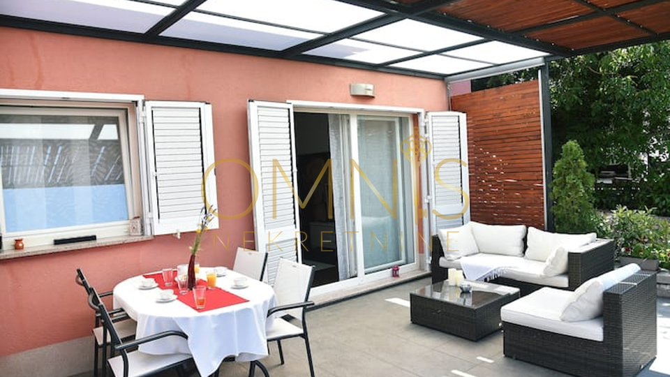 Kostrena, 3S stan s terasom i vrtom 106 m2