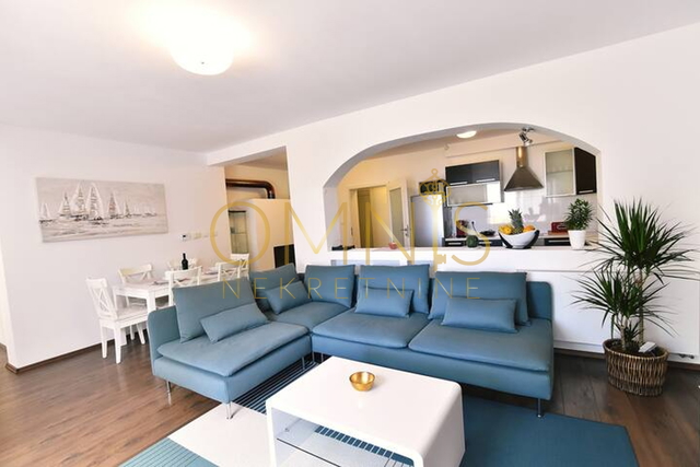 Kostrena, 3S stan s terasom i vrtom 106 m2
