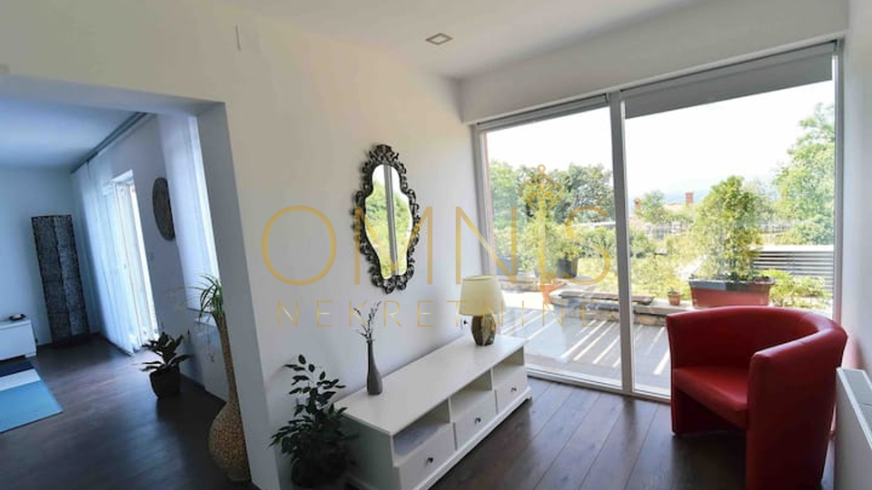 Kostrena, 3S stan s terasom i vrtom 106 m2
