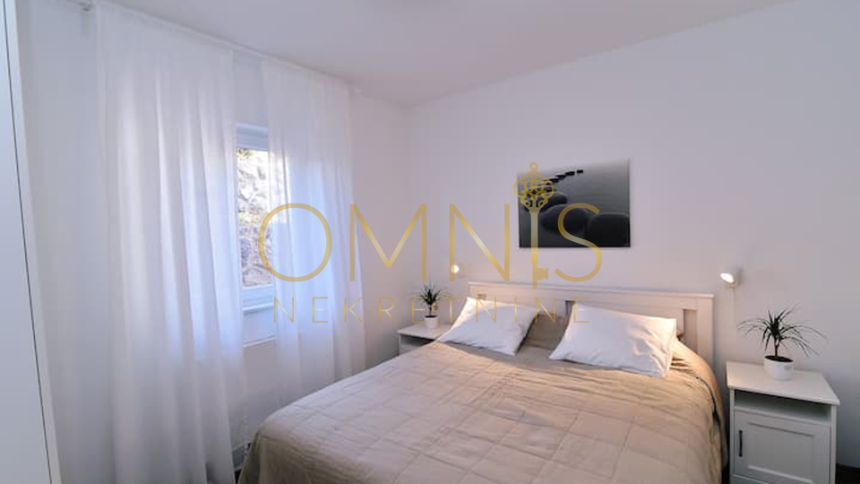 Kostrena, 3S stan s terasom i vrtom 106 m2
