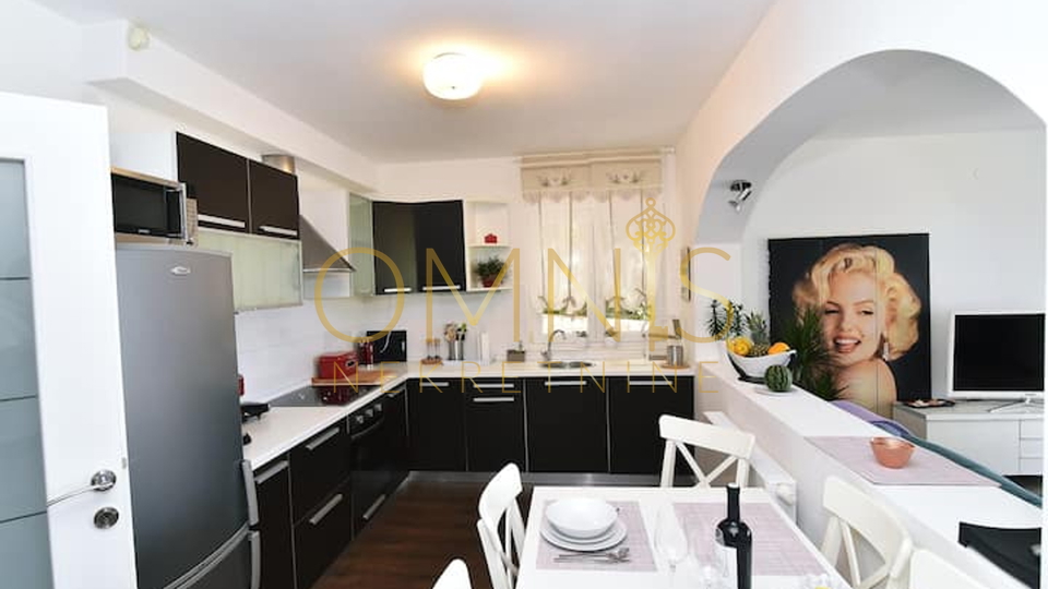 Kostrena, 3S stan s terasom i vrtom 106 m2