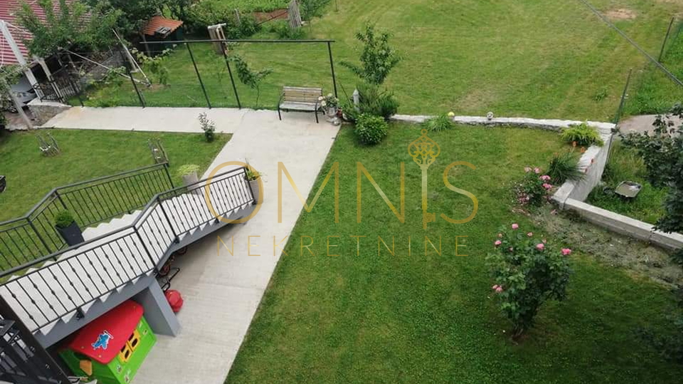 Brešca -kuća s 5 stambenih jedinica, okućnica, parking, prodaja!