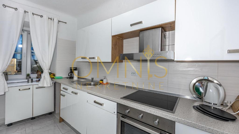 NOVOUREĐENA KUĆA SA STUDIO APARTMANOM U CENTRU CRIKVENICE