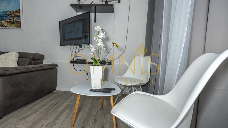 NOVOUREĐENA KUĆA SA STUDIO APARTMANOM U CENTRU CRIKVENICE