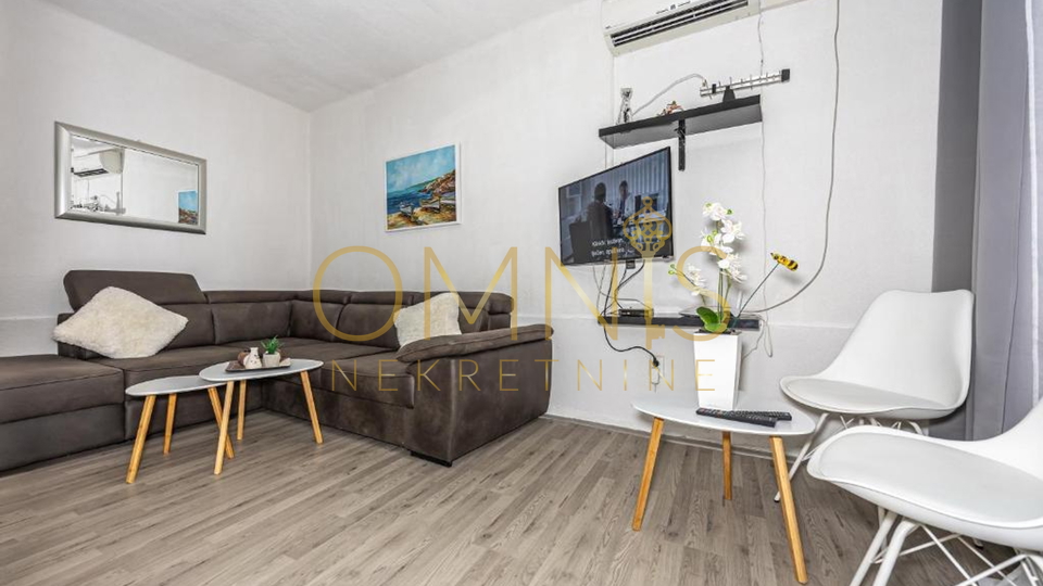 NOVOUREĐENA KUĆA SA STUDIO APARTMANOM U CENTRU CRIKVENICE