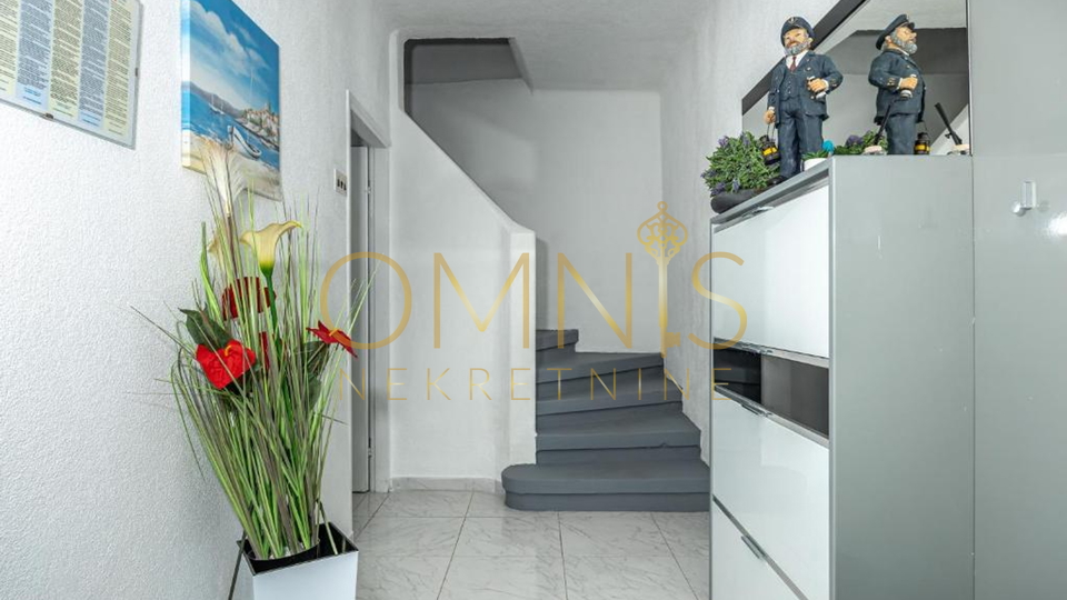 NOVOUREĐENA KUĆA SA STUDIO APARTMANOM U CENTRU CRIKVENICE