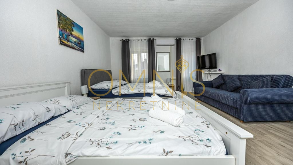 NOVOUREĐENA KUĆA SA STUDIO APARTMANOM U CENTRU CRIKVENICE