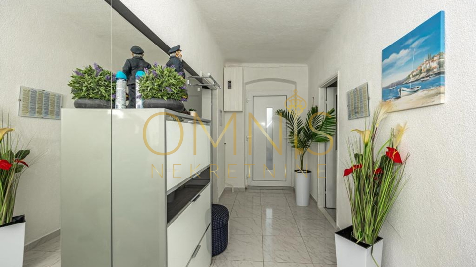 NOVOUREĐENA KUĆA SA STUDIO APARTMANOM U CENTRU CRIKVENICE