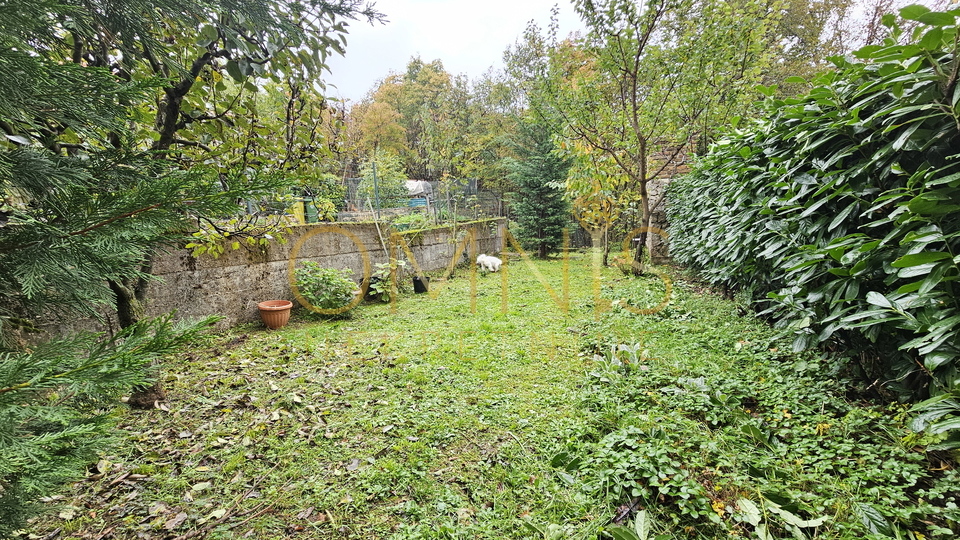 Viškovo, Marčelji, stan s garažom i  velikom okućnicom!