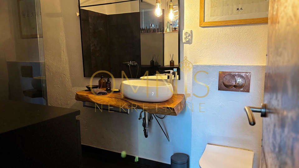 Dizajnerski stan okružen zelenilom – ekskluzivni najam u Podhumu