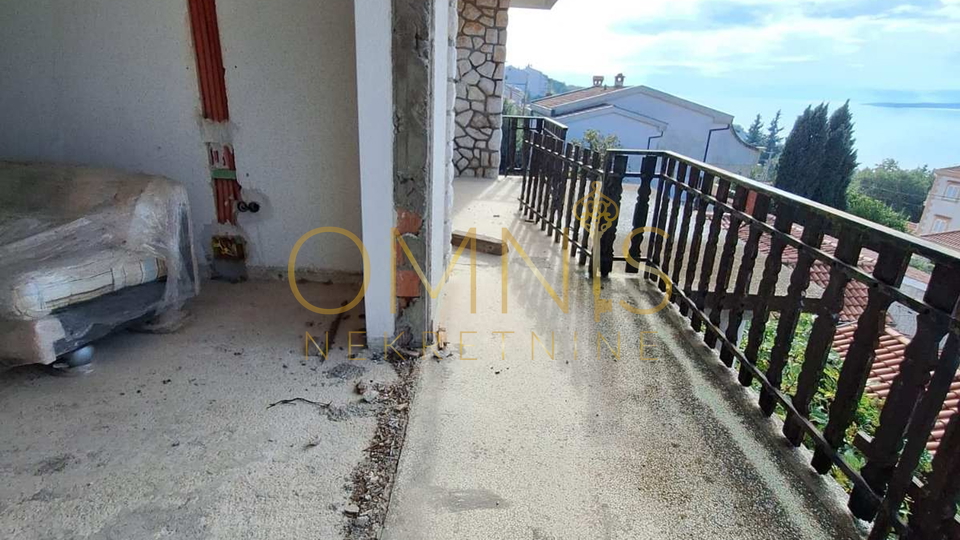 Crikvenica, Dramalj -stan roh-bau s prekrasnim pogledom na Kvarner, okućnica, prodaja!