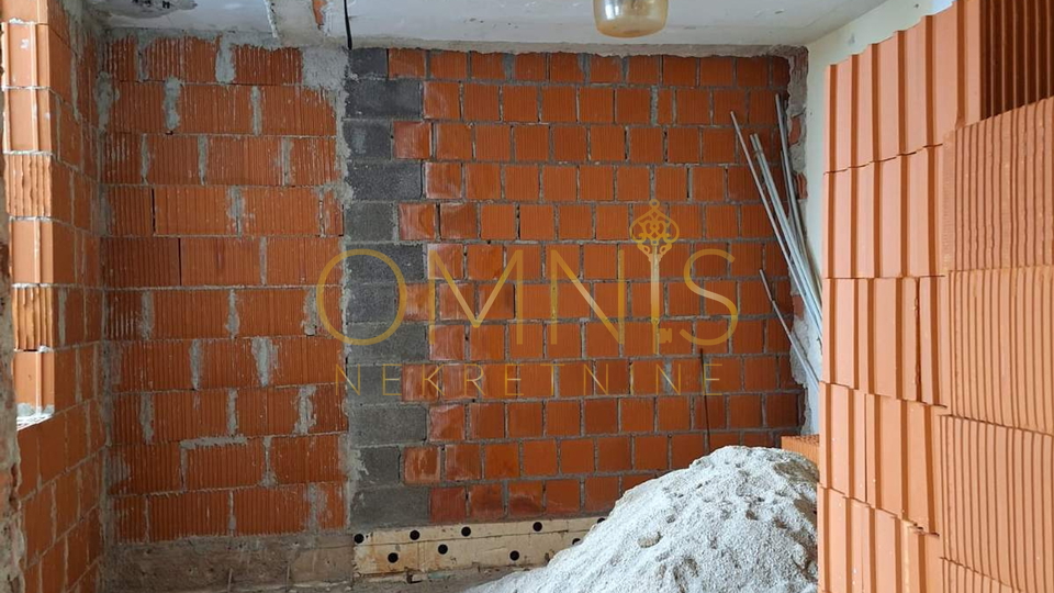 Crikvenica, Dramalj -stan roh-bau s prekrasnim pogledom na Kvarner, okućnica, prodaja!
