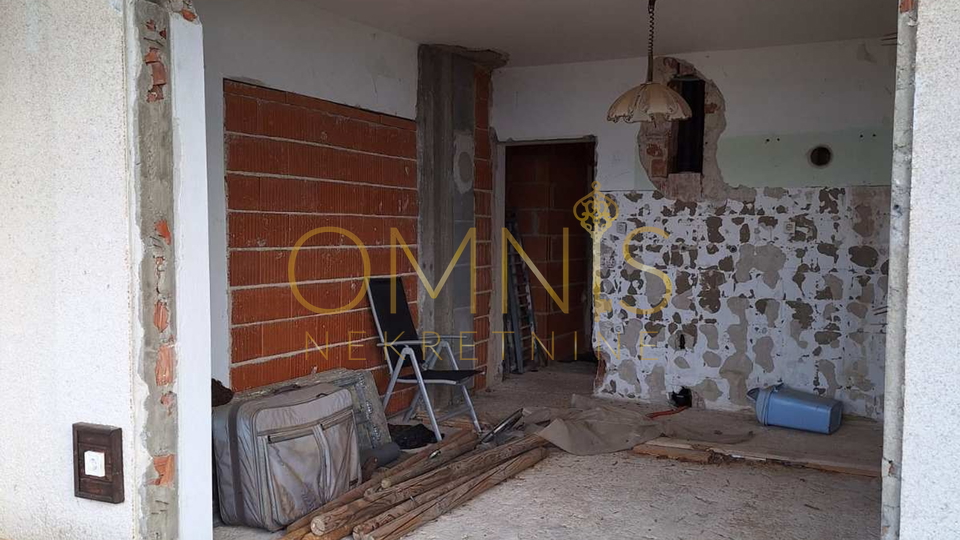 Crikvenica, Dramalj -stan roh-bau s prekrasnim pogledom na Kvarner, okućnica, prodaja!