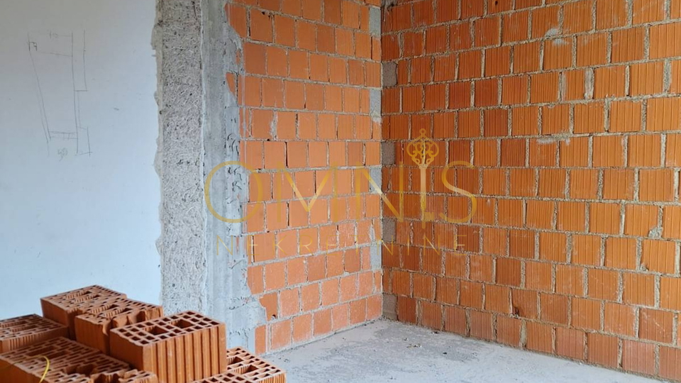 Crikvenica, Dramalj -stan roh-bau s prekrasnim pogledom na Kvarner, okućnica, prodaja!