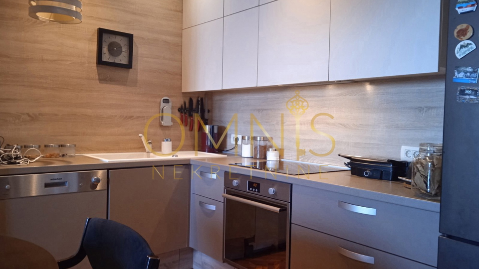 OPATIJA – Two-bedroom apartment with living room, sea view, balcony, and parking space