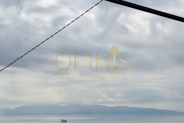 Trsat, floor with yard and view!