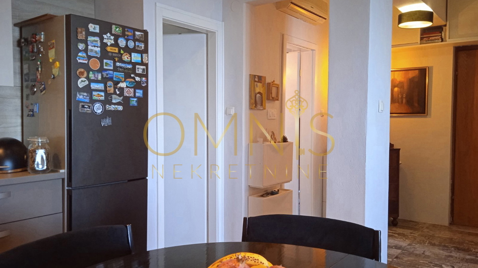 OPATIJA – Two-bedroom apartment with living room, sea view, balcony, and parking space