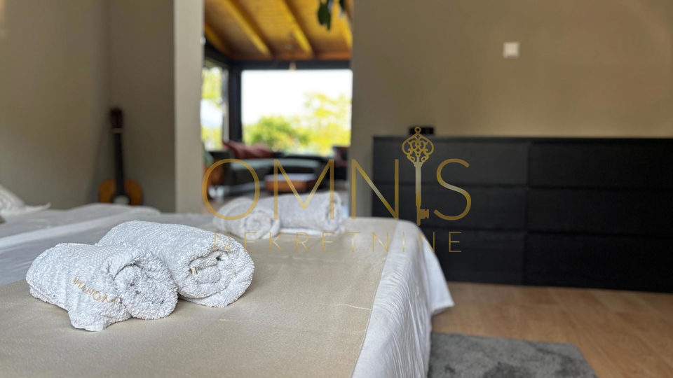 Dizajnerski stan okružen zelenilom – ekskluzivni najam u Podhumu