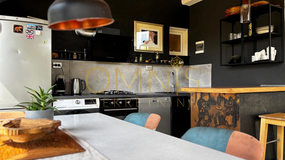 Dizajnerski stan okružen zelenilom – ekskluzivni najam u Podhumu