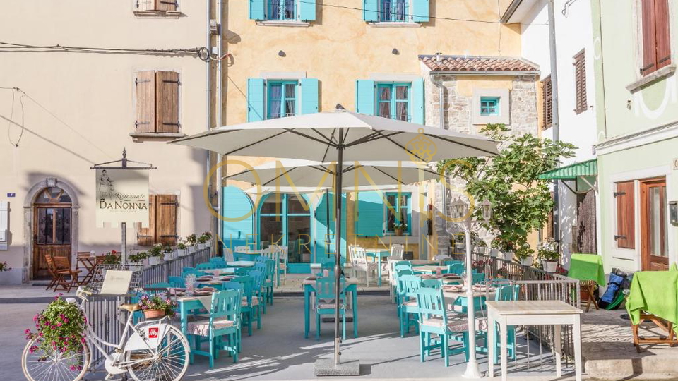 FAŽANA – RESTORAN I HERITAGE BOUTIQUE HOTEL U ZGRADI STAROJ 500 GODINA, 100 m OD MORA