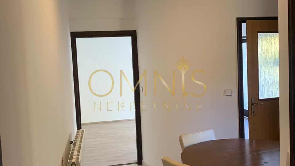 Three-room apartment Pobri, 70m², garage