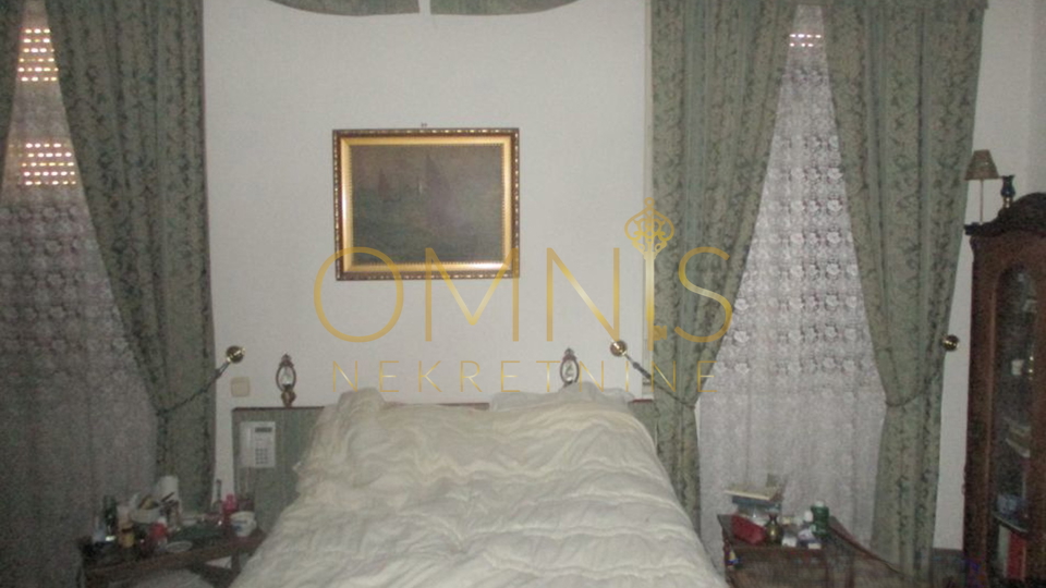 Trosobni stan na Belvederu, 90 m² – visoko prizemlje s balkonom