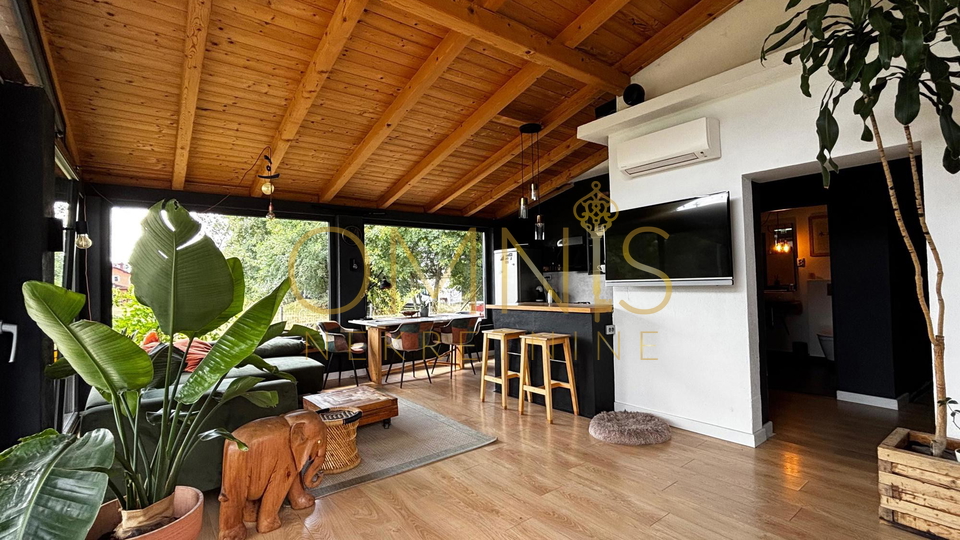 Dizajnerski stan okružen zelenilom – ekskluzivni najam u Podhumu