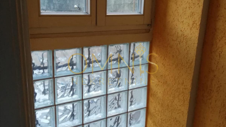 RIJEKA - CENTAR, PROSTRAN 4-SOBNI STAN S BALKONOM, 97 m² – 1. KAT