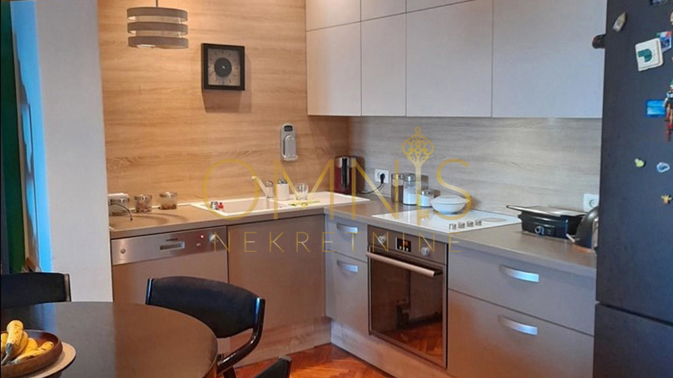 OPATIJA – Two-bedroom apartment with living room, sea view, balcony, and parking space