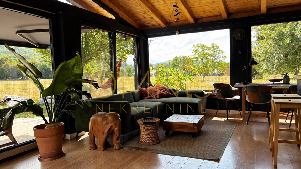 Dizajnerski stan okružen zelenilom – ekskluzivni najam u Podhumu