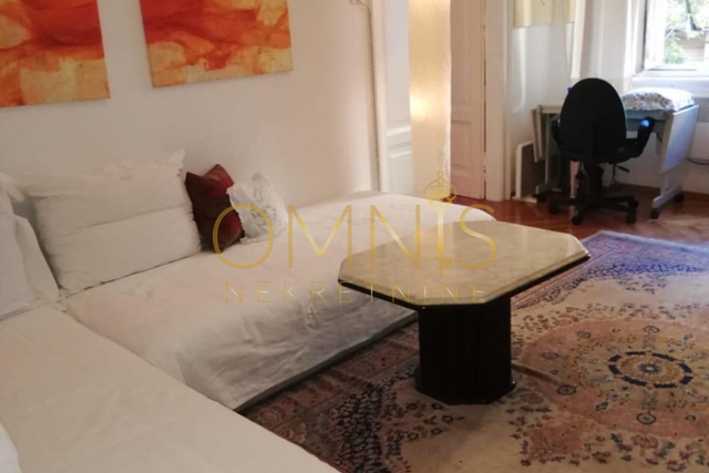 RIJEKA - CENTAR, PROSTRAN 4-SOBNI STAN S BALKONOM, 97 m² – 1. KAT