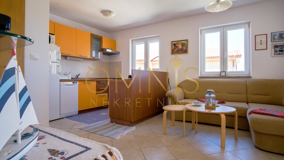 OTOK KRK – KLIMNO, trosoban apartman 60 m² s pogledom na more, 300 m od plaže