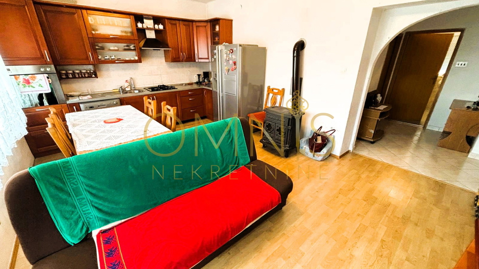 Novi Vinodolski – Prostrani stan od 80 m² s parkirnim mjestom